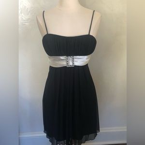 City triangles black pullover formal strap dress w/white satin sash Size Medium